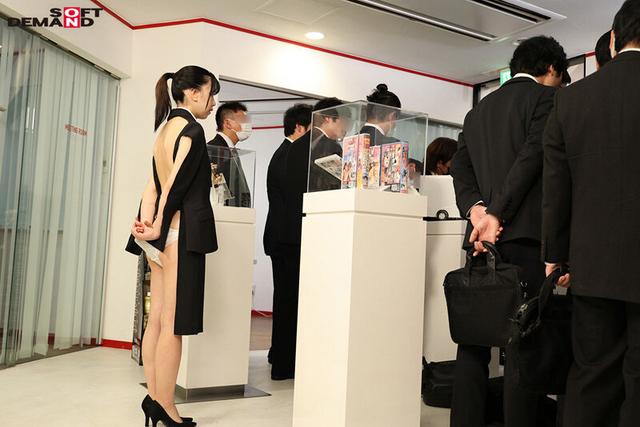 後ろ側がすっパダカの、半裸スーツで会社見学ツアー バレたらアウトの恰好で随時課されるアクメ妨害にも耐えながら、就活生達にバレないように弊社の魅力を伝えてきてください！ サンプル画像 8