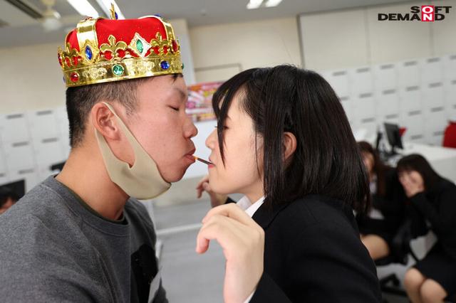 SOD女子社員 第40回 陽キャ女子社員にひたすら抜かれたいユーザー様達と、ラブホでお泊り王様ゲーム！ 20時～6時 夜通しずーっと‘王様の命令はぜったーい！！’ サンプル画像 1