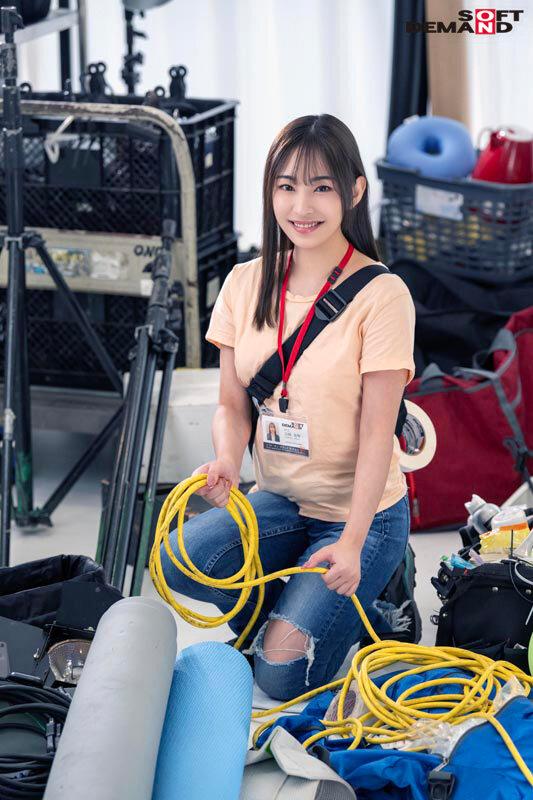 演出部 新卒2年目 吉岡美琴（22）将来は女性監督として活躍したい若手AD…だったら作品や女優さんの気持ちを知ることが第一歩！ハメ撮り監督ならぬ‘ハメられ撮り監督’になるべく初めてのAV出演してみたら潮吹き＆激イキ体質でした！【圧倒的4K映像でヌク！】 サンプル画像 2