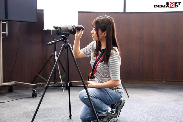 演出部 新卒2年目 吉岡美琴（22）将来は女性監督として活躍したい若手AD…だったら作品や女優さんの気持ちを知ることが第一歩！ハメ撮り監督ならぬ‘ハメられ撮り監督’になるべく初めてのAV出演してみたら潮吹き＆激イキ体質でした！【圧倒的4K映像でヌク！】 サンプル画像 4