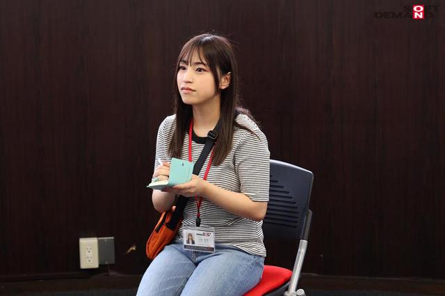演出部 新卒2年目 吉岡美琴（22）将来は女性監督として活躍したい若手AD…だったら作品や女優さんの気持ちを知ることが第一歩！ハメ撮り監督ならぬ‘ハメられ撮り監督’になるべく初めてのAV出演してみたら潮吹き＆激イキ体質でした！【圧倒的4K映像でヌク！】 サンプル画像 5