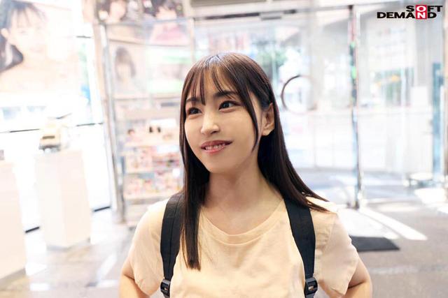 演出部 新卒2年目 吉岡美琴（22）将来は女性監督として活躍したい若手AD…だったら作品や女優さんの気持ちを知ることが第一歩！ハメ撮り監督ならぬ‘ハメられ撮り監督’になるべく初めてのAV出演してみたら潮吹き＆激イキ体質でした！【圧倒的4K映像でヌク！】 サンプル画像 7