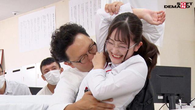 耳とワギナの長さは一緒らしいですよ！SOD女子社員 男優さんに恥ずかしく気持ち良くされまくる第41回王様ゲーム プロスケベのテク＆ペニスでワギナのスメルから淫汗やイキ汁 情欲にウズく全身をくまなく羞恥され尽くすお得意様接待業務ギッシリ10命令 サンプル画像 3