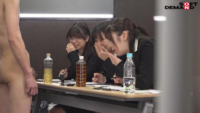 SOD女子社員試験官9名が全裸男性1名へち○ぽの勃起からザ～汁射精を手厚いサポート付きでじっくり審査 新人AV男優CFNMハーレムオーディション サンプル画像 4