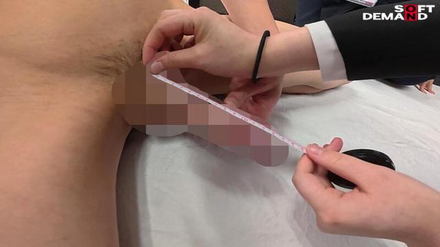 SOD女子社員試験官9名が全裸男性1名へち○ぽの勃起からザ～汁射精を手厚いサポート付きでじっくり審査 新人AV男優CFNMハーレムオーディション サンプル画像 5