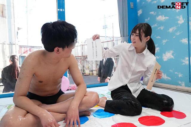 リクルートスーツ姿の女子大生が賞金獲得目指してノーパンノーブラ姿でぬるぬるローションツ〇スターゲーム！密着状態で肌をこすり合っていたら会社説明会帰りの同級生男子と一線を越えて羞恥SEXしてしまうのか？ サンプル画像 6