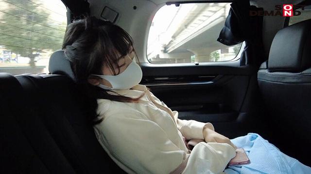 人見知りで恥ずかしがりやな現役女子大生山下ゆめり（20）AV DEBUTドキュメント 女ADが2泊3日の完全密着 内に秘めていたSEXへの好奇心を記録 サンプル画像 12