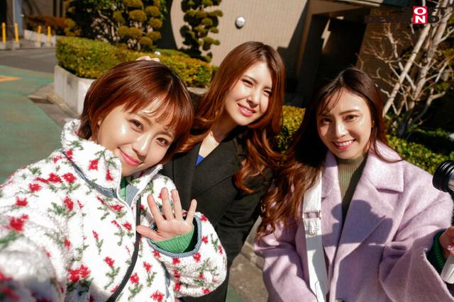 女子会中のホテルにウーバーM男をお届け！～一晩を使い果たし3人のドスケベ痴女達が、絞りまくる！～「おチ●チ●バカになるまでザーメンだしちゃいなよ～♪」 サンプル画像 2