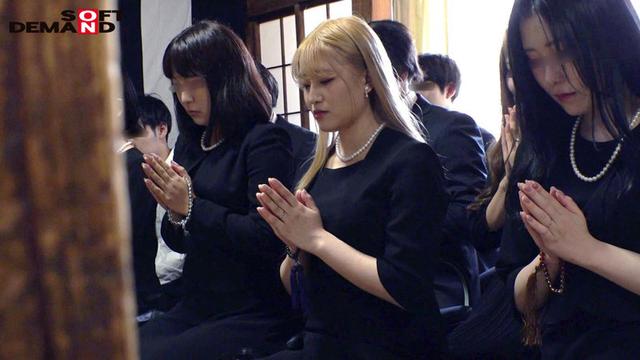 ヤリマンはママになってもヤリマン 法事で5年ぶりに再会した同級生たちに酔わされ輪●された金髪喪服ギャル 伊南えりか サンプル画像 3