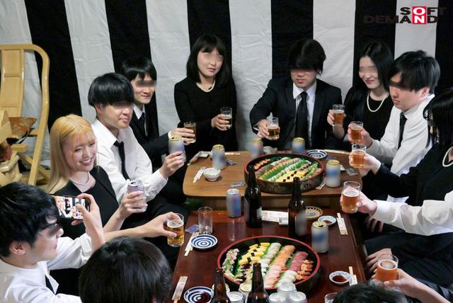 ヤリマンはママになってもヤリマン 法事で5年ぶりに再会した同級生たちに酔わされ輪●された金髪喪服ギャル 伊南えりか サンプル画像 4