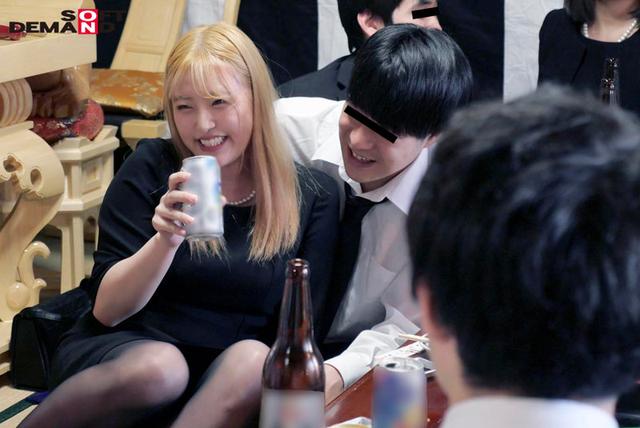 ヤリマンはママになってもヤリマン 法事で5年ぶりに再会した同級生たちに酔わされ輪●された金髪喪服ギャル 伊南えりか サンプル画像 6