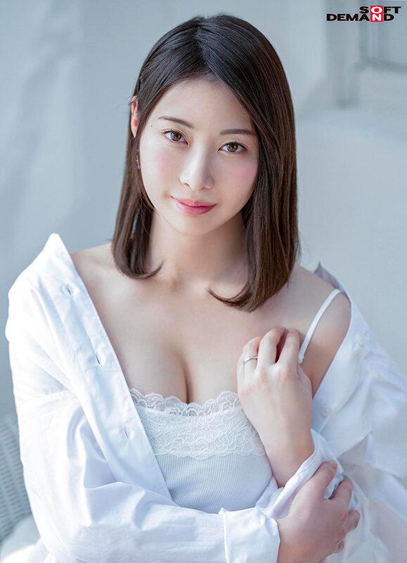白い肌に触れるだけで感じてしまう最高の超敏感体質 結婚3年目、夫はTVディレクター 多忙で逢えない主人を想い今日もオナニーに耽る日々 高嶋桜 29歳 AV DEBUT サンプル画像 2