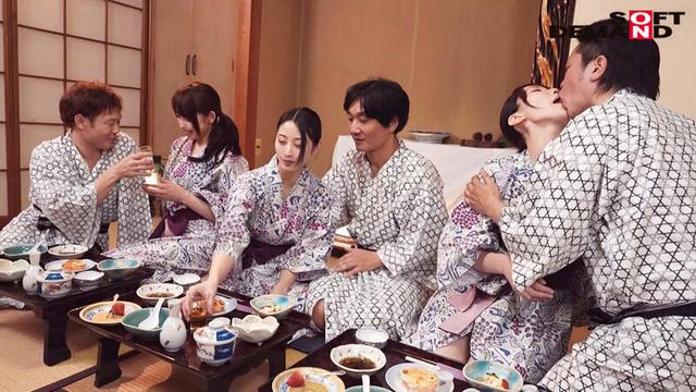 本物人妻レーベルからデビューした奥様たちが1本限りの同窓会 本物人妻3人が豪華共演！旦那に内緒の温泉旅行で酒池肉林の大乱交 サンプル画像 11