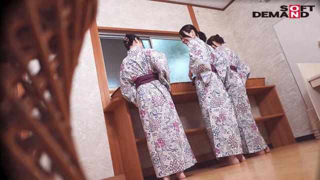 本物人妻レーベルからデビューした奥様たちが1本限りの同窓会 本物人妻3人が豪華共演！旦那に内緒の温泉旅行で酒池肉林の大乱交 サンプル画像 7