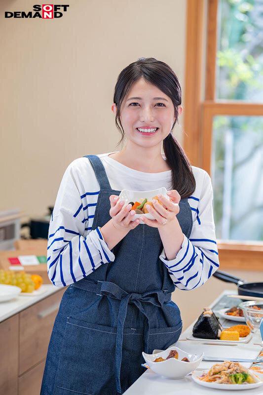 「人の役に立つことが大好き」こども食堂でボランティアに従事。料理が得意なお漏らし奥さん 足立美緒 30歳 AV DEBUT サンプル画像 3