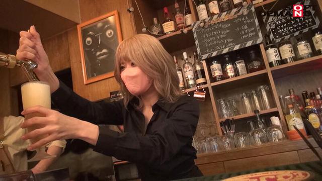 13歳から潮吹きしてます 超早漏体質！プロ男優とSEXしたくてAVに来たド助平フッ軽シロウトちゃん。東京都台東区●●商店街色白金髪ハメ潮バーテンダー結菜さきさん（仮名・23歳）仕事終わりに大量潮吹きAVデビュー サンプル画像 2
