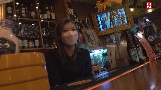 高速のSAで…路線バスで…営業中のBarで…、絶対にバレてはいけない場所でのお漏らしSEX 東京都台東区■■商店街 色白金髪バーテンダー 結菜さき（仮名・23歳）2度目のAV出演 サンプル画像 11