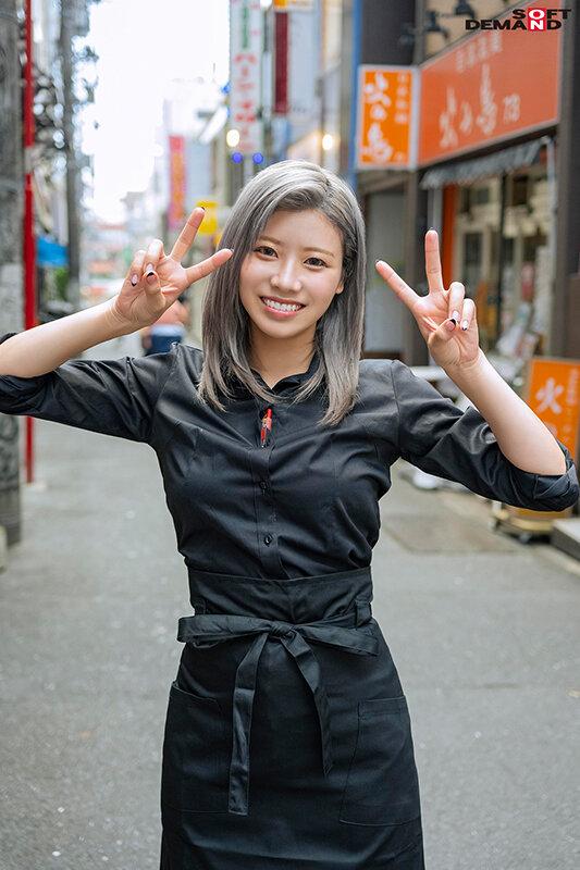 高速のSAで…路線バスで…営業中のBarで…、絶対にバレてはいけない場所でのお漏らしSEX 東京都台東区■■商店街 色白金髪バーテンダー 結菜さき（仮名・23歳）2度目のAV出演 サンプル画像 20