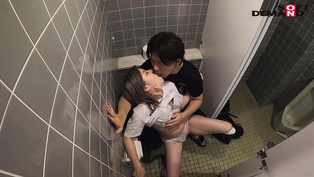 高速のSAで…路線バスで…営業中のBarで…、絶対にバレてはいけない場所でのお漏らしSEX 東京都台東区■■商店街 色白金髪バーテンダー 結菜さき（仮名・23歳）2度目のAV出演 サンプル画像 8
