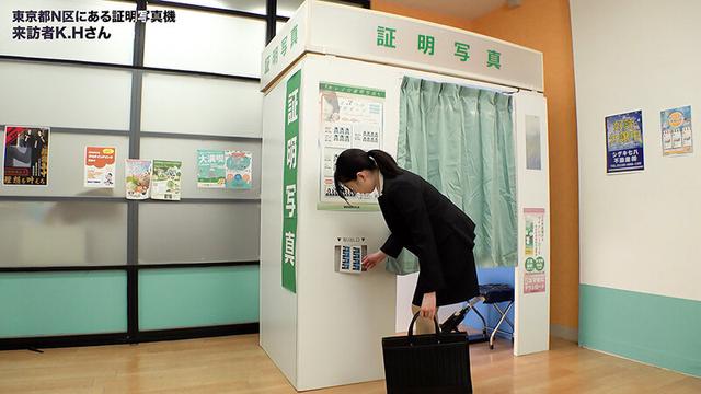 ここで撮影した写真を貼れば絶対合格するというピストンバイブ証明写真ボックス2リクルートスーツの女子大生がどんなに突かれても笑顔をキープ来訪者M.Kさん サンプル画像 2