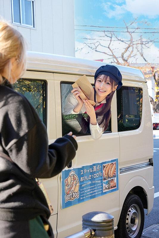 人気 AV 女優が挑戦！イカサレ屋台の中で 潮吹きながらホットドッグ売ってください！天馬ゆい 赤名いと サンプル画像 2