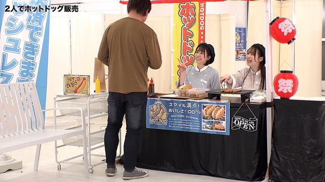 人気 AV 女優が挑戦！イカサレ屋台の中で 潮吹きながらホットドッグ売ってください！客前でイキ我慢ホットドッグ販売対決 サンプル画像 2