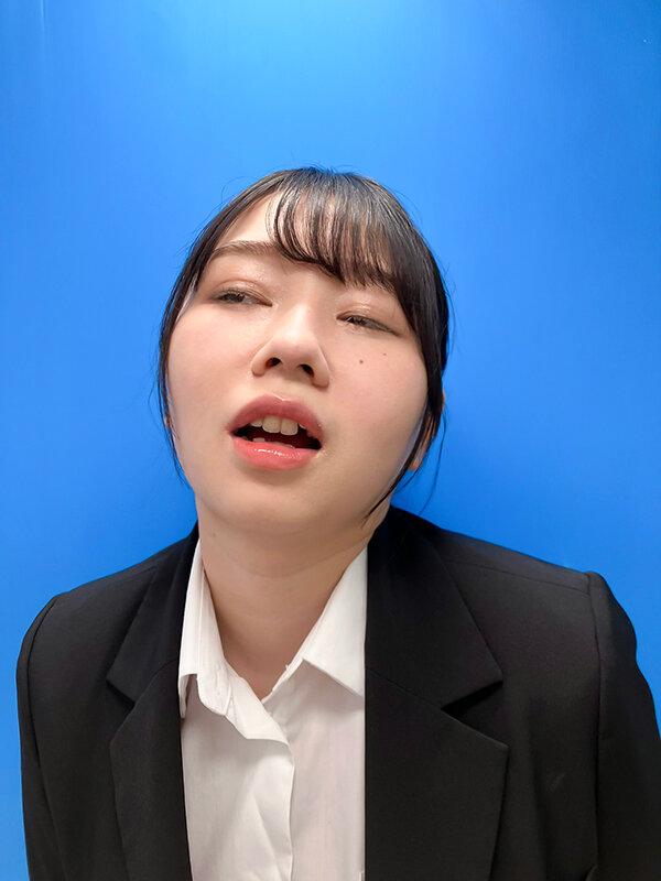 ここで撮影した写真を貼れば絶対合格するというピストンバイブ証明写真ボックス2リクルートスーツの女子大生がどんなに突かれても笑顔をキープ来訪者K.Hさん サンプル画像 1