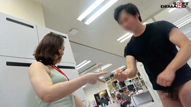 ロッカーの向こうには40名以上の同僚が通常業務中！公開全裸！！SOD女子社員 ハダカになるより恥ずかしい脱ぎキャンBOX野球拳 小野村光 サンプル画像 4