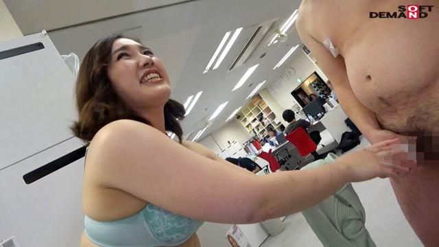 ロッカーの向こうには40名以上の同僚が通常業務中！公開全裸！！SOD女子社員 ハダカになるより恥ずかしい脱ぎキャンBOX野球拳 小野村光 サンプル画像 5