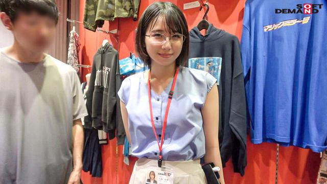 服の中身は色白、巨乳、パイパンの三冠王 得意気にジャンケンメガネ女子とSOD本社のエントランスで… SOD女子社員 ハダカになるより恥ずかしい脱ぎキャンBOX野球拳 営業部2年目 久保歩夢 サンプル画像 2