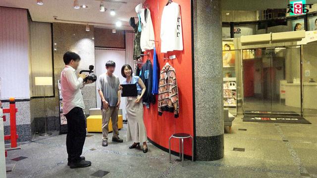 服の中身は色白、巨乳、パイパンの三冠王 得意気にジャンケンメガネ女子とSOD本社のエントランスで… SOD女子社員 ハダカになるより恥ずかしい脱ぎキャンBOX野球拳 営業部2年目 久保歩夢 サンプル画像 3