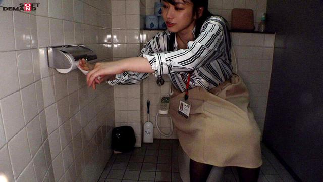 排尿中に突撃！狭～い個室でみっちゃく声ガマン SOD女子社員 ハダカになるより恥ずかしい脱ぎキャンBOX野球拳 亀山寧音 サンプル画像 3