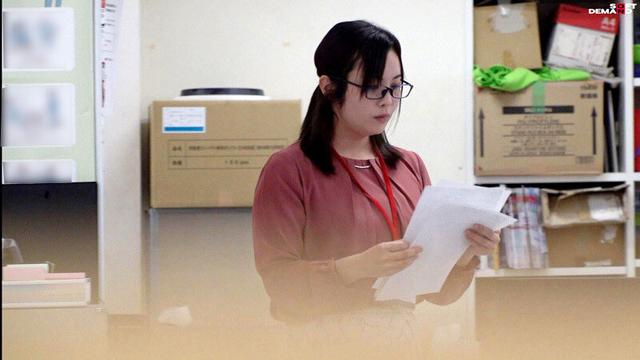 SOD女子社員10名 業務時間内声ガマンオナニー報告3 SOD社内隠しカメラが捕えた業務中オナニー 2画面見比べておシコり下さい サンプル画像 15