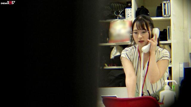 SOD女子社員10名 業務時間内声ガマンオナニー報告3 SOD社内隠しカメラが捕えた業務中オナニー 2画面見比べておシコり下さい サンプル画像 2