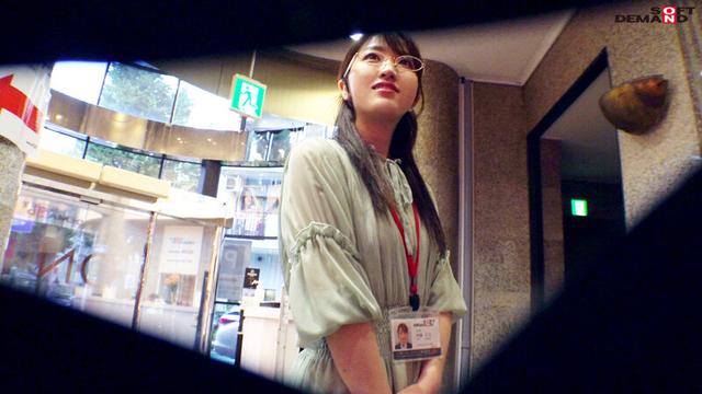 業務中の真剣な表情とのギャップ必見！ ユーザー様のギン勃ちペニスにうっとり赤面！ SOD女子社員 ハダカになるより恥ずかしい脱ぎキャンBOX野球拳 総務部1年目 斉藤月乃 サンプル画像 3