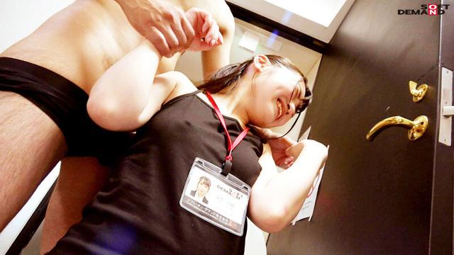 まさか仕事中に階段で全裸性交するなんて入社時は思ってなかったでしょうね。 SOD女子社員 ハダカになるより恥ずかしい！脱ぎキャンBOX野球拳 営業部 新卒2年目 蒲生司紗 サンプル画像 7