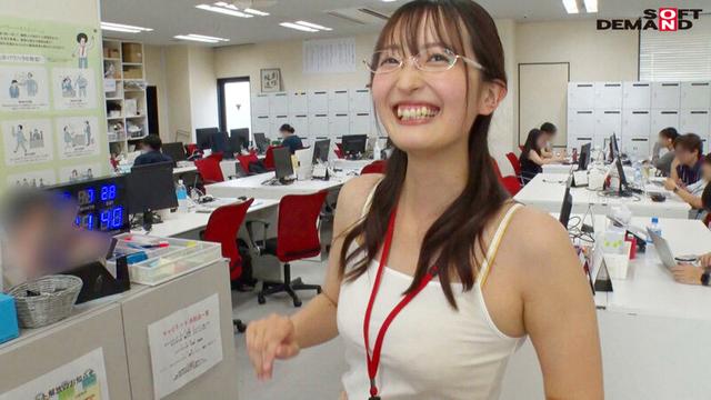 ほっぺたまっ赤に静かに誠実にイック！根が真面目な美乳眼鏡OL 全開笑顔 羞恥シコリアクション連発in平日午前中オフィス SOD女子社員 ハダカになるより恥ずかしい！脱ぎキャンBOX野球拳 編成部 中途1年目 岡村夏奈美 サンプル画像 5