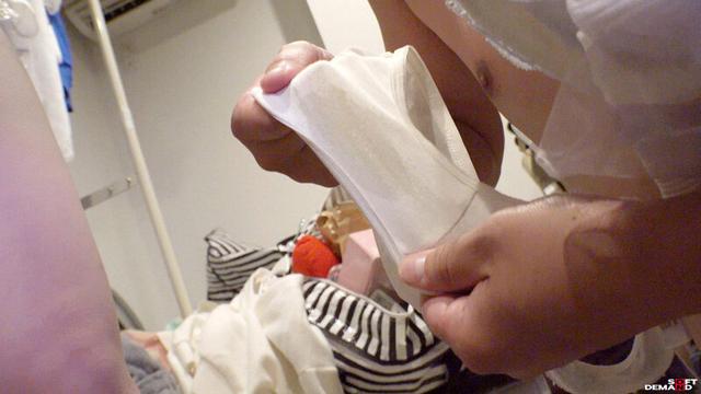 会社の倉庫がセックススポットに！？こっそり大胆な秘密のエッチ！SOD女子社員 ハダカになるより恥ずかしい脱ぎキャンBOX野球拳 新卒1年目プロモーション部 鳥光紗奈22歳 サンプル画像 6