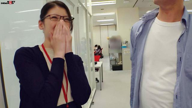 みんなのお姉さん上司、平日のオフィスでチン負け。SOD女子社員 ハダカになるより恥ずかしい脱ぎキャンBOX野球拳 流通部2年目 鈴木真衣乃 サンプル画像 7