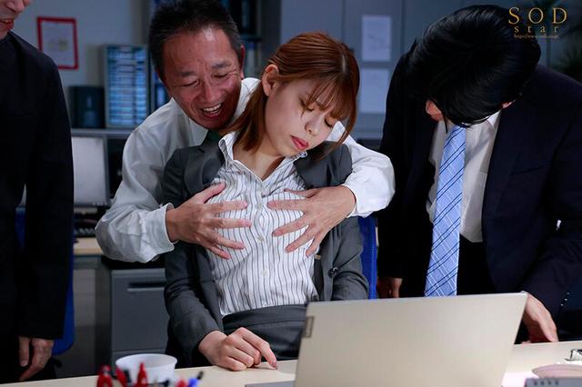 媚薬キメられ、おじさん上司達のねっとりセクハラに身体がおかしくなるほどイキまくる！ 残業中のオフィスに響き渡るピストン音、オヤジチ○ポに膣堕ちする生意気 OL ‘新海咲’ サンプル画像 9
