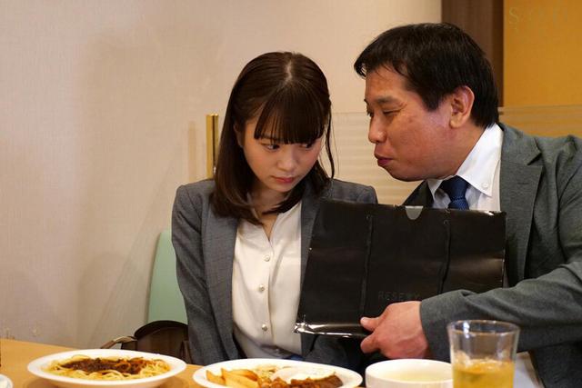 【夏といえば水着！SODstar全員ビキニ祭】絶倫教頭（55歳独身）にメンズエステ店勤務がバレて粘着ベロチュウと本番強要で犯●れ続ける体育教師 天宮花南 サンプル画像 15