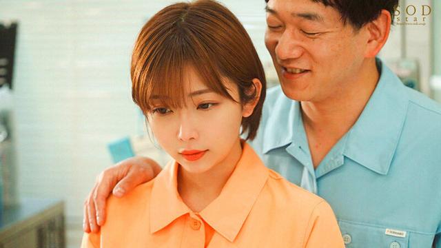 『学生時代のセクハラが忘れられなくて…。』結婚2年目の主婦が十数年ぶりにもう一度犯●れたくてバイトしていたコンビニの絶倫先輩に会ってしまった。 紗倉まな サンプル画像 20