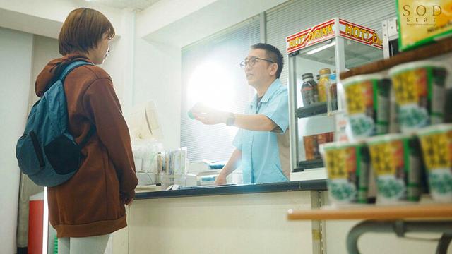 『学生時代のセクハラが忘れられなくて…。』結婚2年目の主婦が十数年ぶりにもう一度犯●れたくてバイトしていたコンビニの絶倫先輩に会ってしまった。 紗倉まな サンプル画像 3