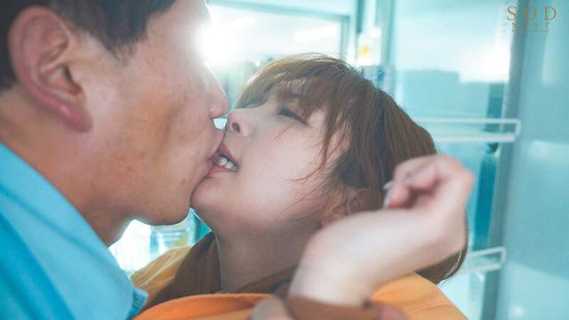 『学生時代のセクハラが忘れられなくて…。』結婚2年目の主婦が十数年ぶりにもう一度犯●れたくてバイトしていたコンビニの絶倫先輩に会ってしまった。 紗倉まな サンプル画像 6