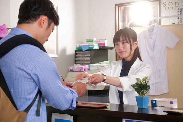 路上で倒れたボクを介抱してくれた人妻薬剤師が部屋を訪ねてくるようになり気づいたら勃起薬を盛られ何度もイカされていた… 天宮花南 サンプル画像 2