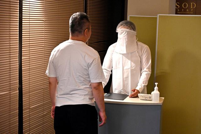 知り合いが抱ける風俗EX 勝手に風俗嬢にされたあの子は、強●ご奉仕予約済み♪ 紗倉まな サンプル画像 2