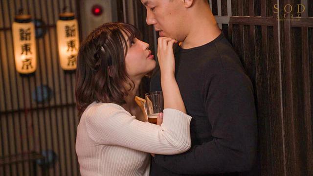 酔うとキス魔になっちゃう若妻と町内会の忘年会で旦那に隠れて何度もベロちゅう不倫。 唯井まひろ サンプル画像 3