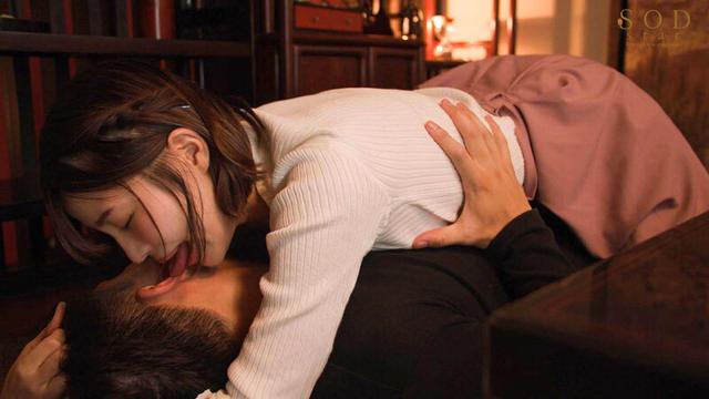 酔うとキス魔になっちゃう若妻と町内会の忘年会で旦那に隠れて何度もベロちゅう不倫。 唯井まひろ サンプル画像 4