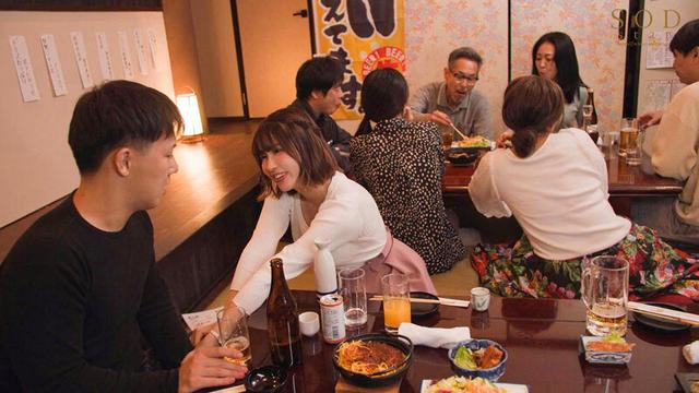 酔うとキス魔になっちゃう若妻と町内会の忘年会で旦那に隠れて何度もベロちゅう不倫。 唯井まひろ サンプル画像 8