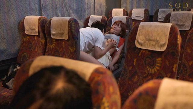 大型連休の高速バスが事故渋滞にハマって…。都内に帰るまでの7時間、声の出せない状況で隣の人妻に囁き誘惑されまくった。（2023年7月末日） 紗倉まな サンプル画像 13